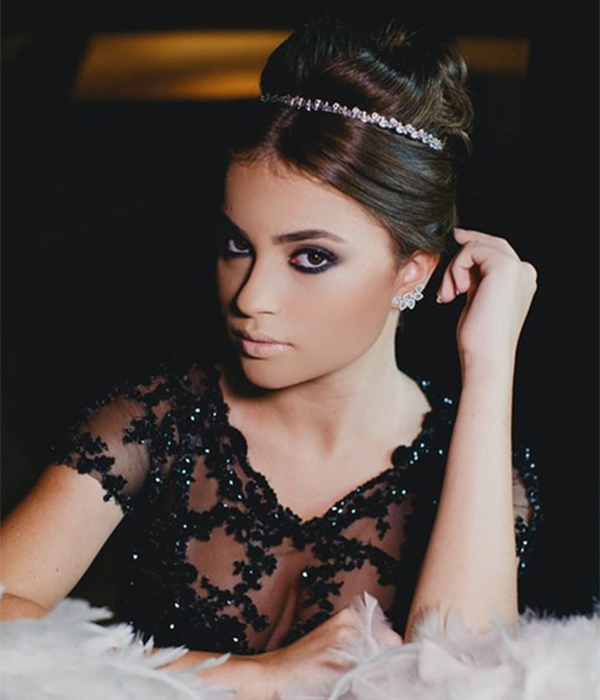 Raissa Chaddad aparece em look black de 15 anos