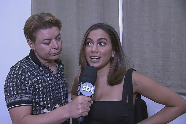 Anitta dá entrevista para David Brazil no Domingo Legal