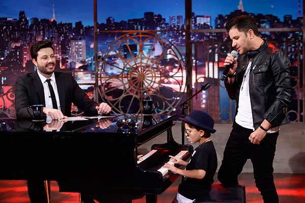 Filho de Mauricio Manieri toca piano no programa The Noite com Danilo Gentili