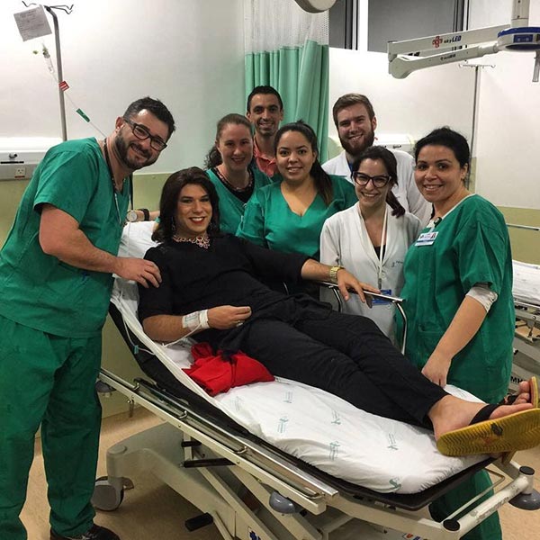 Tiago Barnabé cai do palco durante show e é atendido por equipe médica