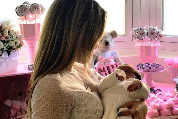 Larissa Manoela declara seu amor pela afilhada Antonella