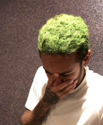 Neymar pinta o cabelo de verde