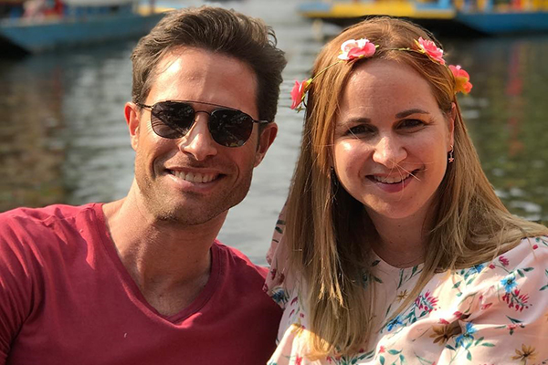 Sebastian Rulli ao lado da irmã Candela Rulli comemorando o aniversário dela