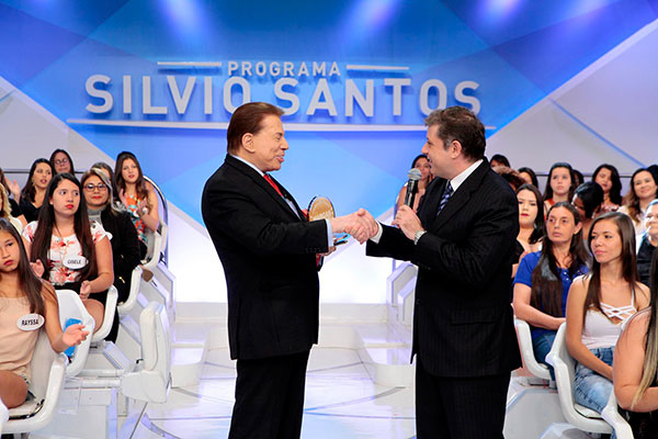 Silvio Santos recebe segura o prêmio Marcas de Confiança