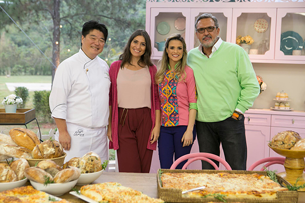 os jurados Beca Milano e Frabrizio Fasano posam ao lado da apresentadora Carol Fiorentino e do chef convidado Rogério Shimura