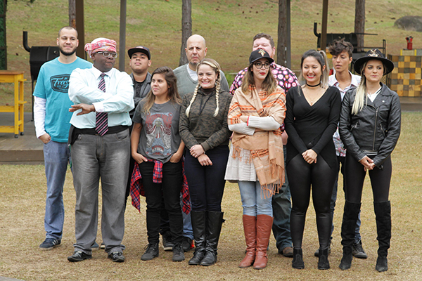 Participantes do Bake Off ouvem as regras para participarem da repesagem e conquistarem uma vaga no BBQ