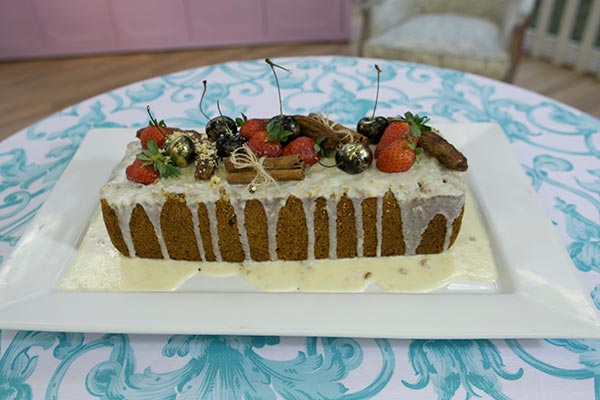 bolo de natal do ney com cobertura de cereja e canela