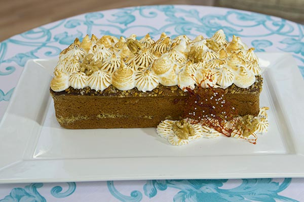 bolo de especiarias com chantili e frutas cristalizadas 