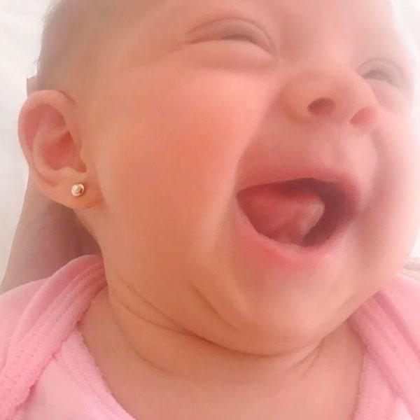 Filha de Eliana aparece com um lindo sorriso na foto 