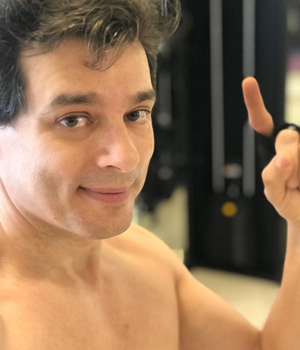 Celso Portiolli posta foto malhando sem camisa