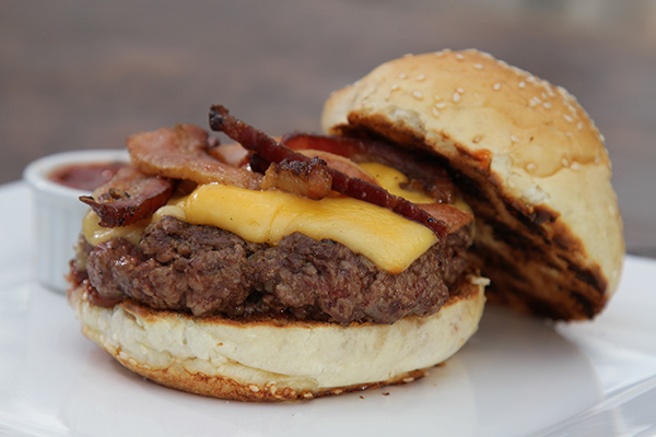 hamburguer de carne com bacon e ketchup do rafael