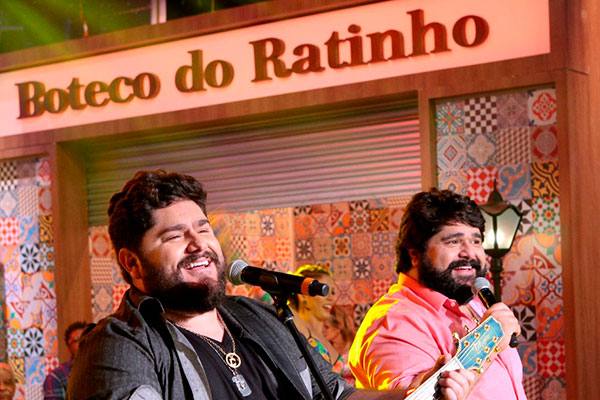 César Menotti e Fabiano cantando durante o quadro Boteco do Ratinho