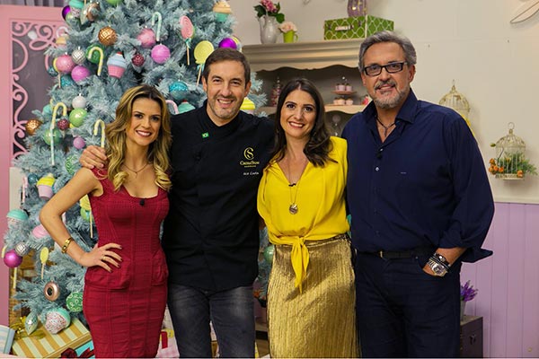 Na imagem, Beca Milano, Ale Costa, Carol Fiorentino e Fabrizio Fasano Jr aparecem lado a lado posando 