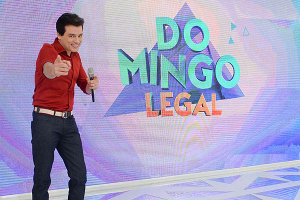 Celso Portiolli no palco do Domingo Legal para foto de divulgação