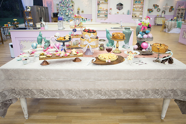 mesa de natal com pratos diferentes preparados pela Johanna para a final do   Bake Off Brasil