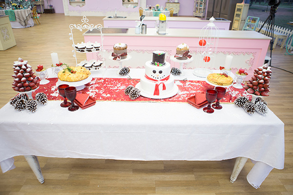 mesa de natal com pratos diferentes preparados pelo Dário para a final do   Bake Off Brasil