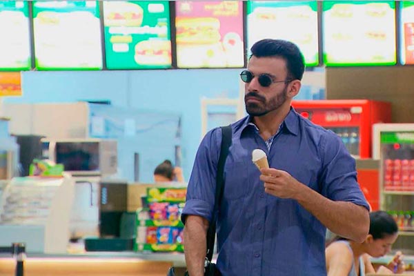 Cego paquerador conquistando clientes em um shopping