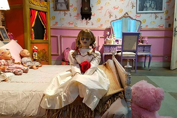 Annabelle assusta pessoas em um casarão 