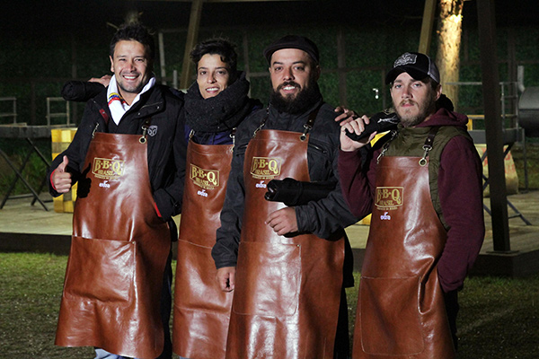 da esquerda para a direita, carlos, ariane, fernando e márcio se preparam para a primeira prova da final