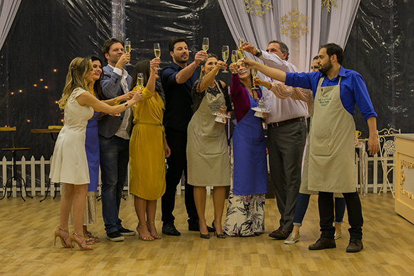 Apresentadores, jurados e participantes brindam na final do Bake Off SBT