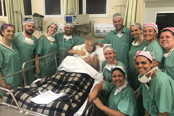 Tiago Barnabe posa com equipe médica responsável pelo nascimento de seu filho Enrico