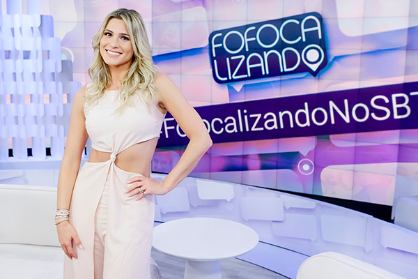 Lívia Andrade no cenário do programa Fofocalizando