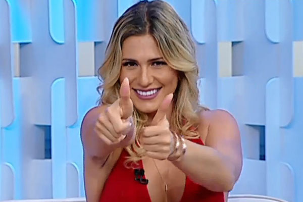 Lívia Andrade comemora durante o programa Fofocalizando