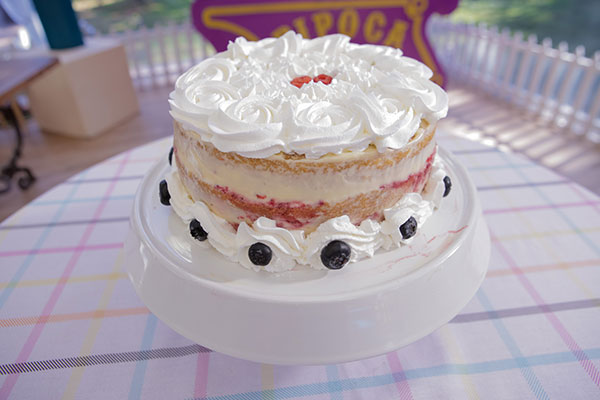 Bolo bem casado com recheio de cream cheese e geleia da Giulia