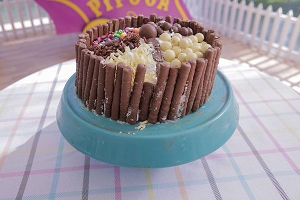 Bolo de chocolate com guloseimas do Gustavo