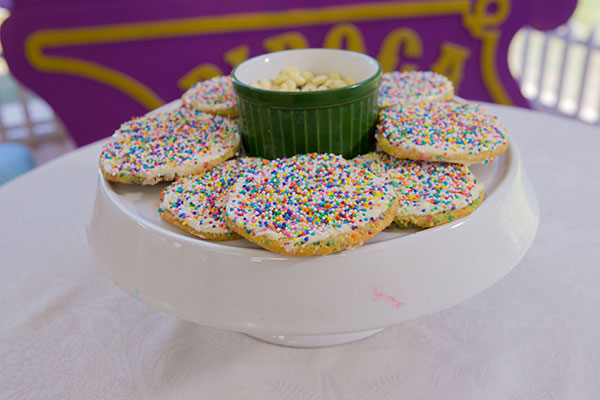 Cookies formigueiro com decoração de chocolate branco e confeitos da Noah