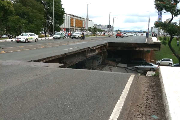 Trecho do viaduto que desabou. Carros passam pelo outro lado da pista momentos após o acidente