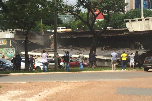 Pessoas tiram foto da parte do viaduto que desabou