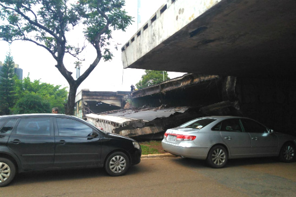 Foto tirada da parte de baixo do viaduto que desabou