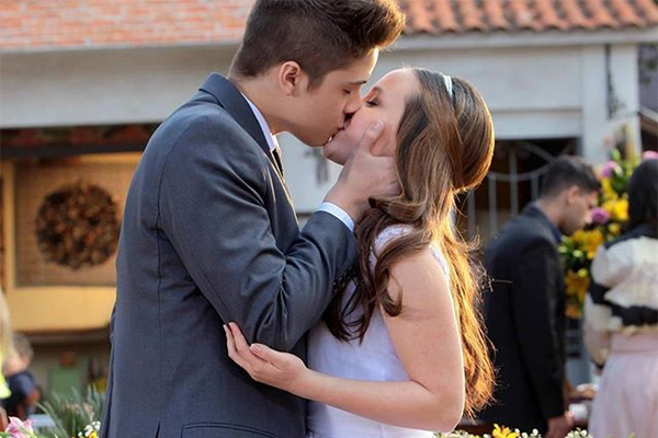 joaquim e manuela de cúmplices de um resgate se beijando 