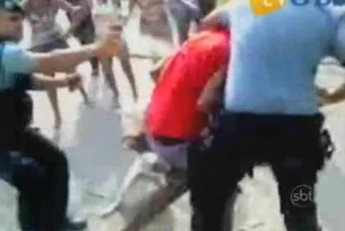 Policiais de UPPs do Rio são flagrados agredindo morador