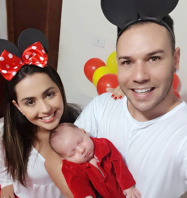 Tiago Barnabe comemora um mês de vida do filho ao lado da esposa Adriane Domingues