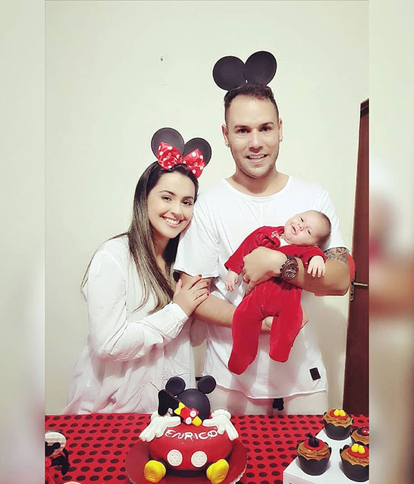 Tiago Barnabe comemora um mês de vida do filho Enzo, ao lado da esposa Adriane Domingues