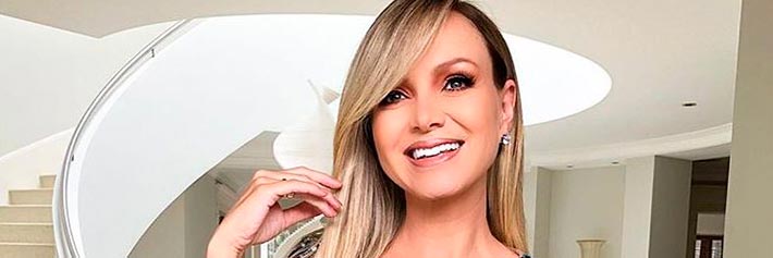 Eliana posa maquiada e com vestido de brilho para o Troféu Imprensa