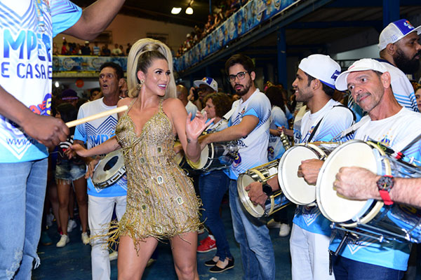 Lívia Andrade sambando no último ensaio técnico de quadra da escola de samba Império de Casa Verde