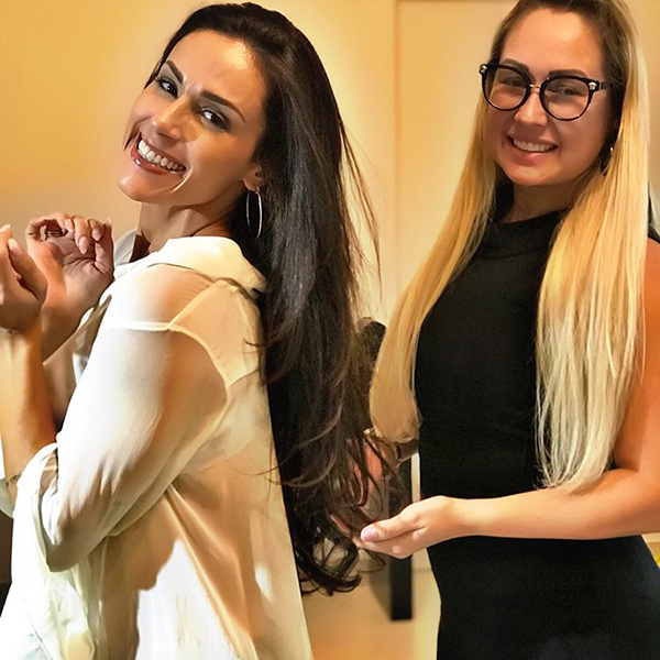 Nadja Haddad depois com o aplique no cabelo