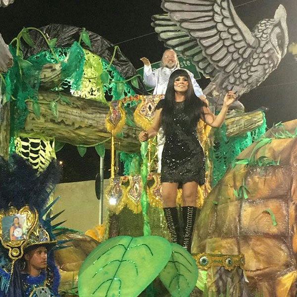 Mara Maravilha desfilando no carnaval de São Paulo junto com o amigo Leão Lobo