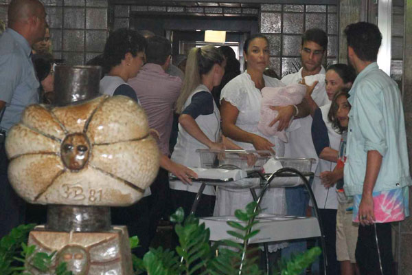 ivete deixa hospital com a família