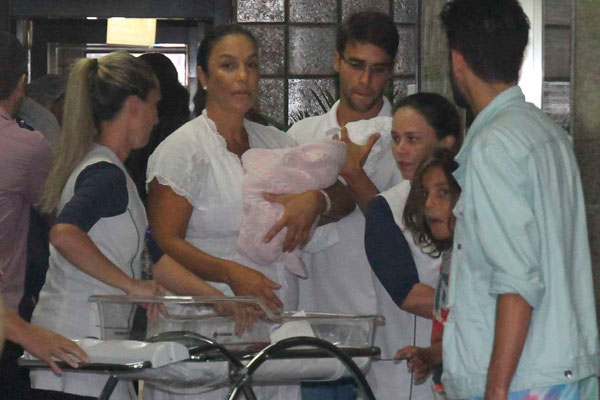 ivete deixa hospital com a família