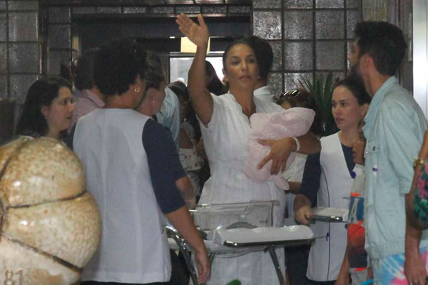 ivete deixa hospital com a família