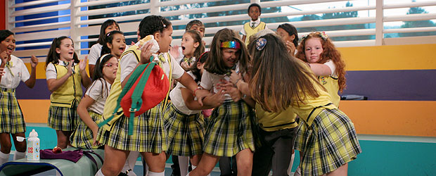 Maria Joaquina e Valéria brigam no pátio da escola após discussão