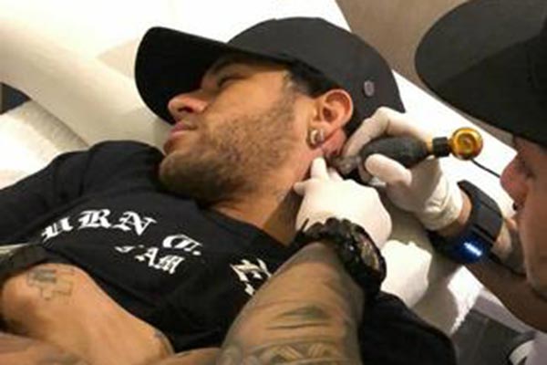 Neymar sendo tatuado