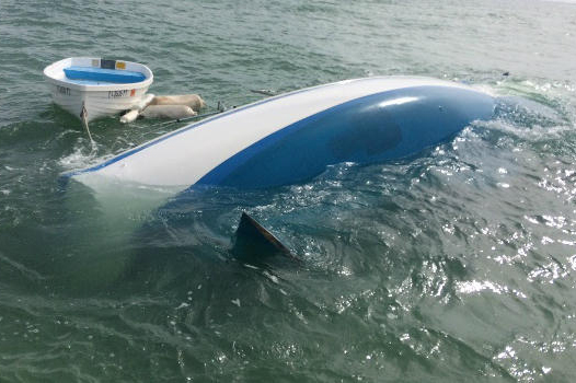 barco submerso na água