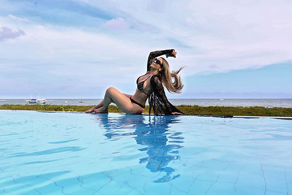 Carla Perez posa em piscina