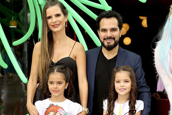 Luciano Camargo, Flávia Fonseca e as filhas Isabella e Helena