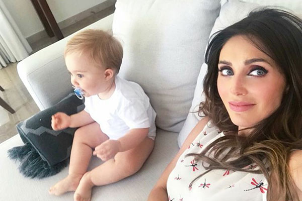 Anahi assistindo TV junto com o filho Manuel Velasco